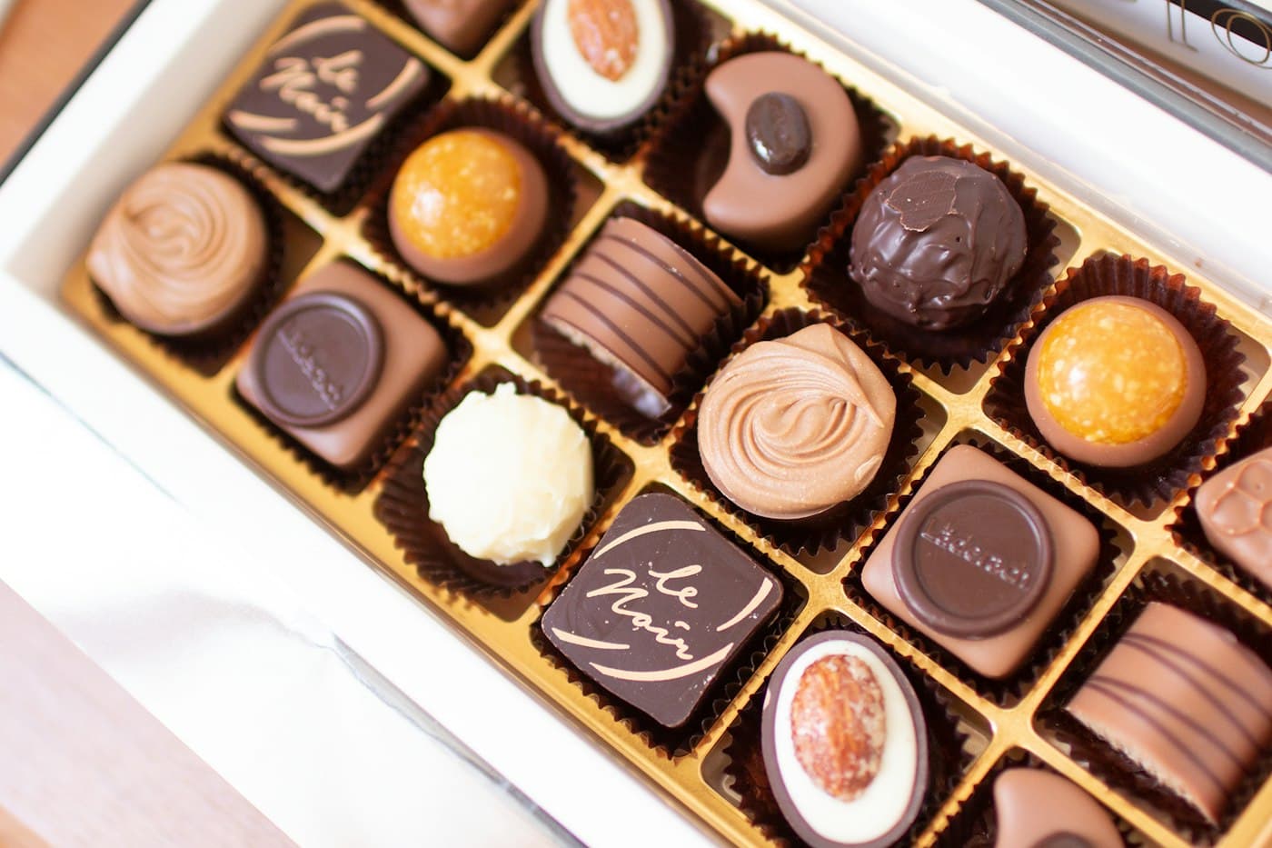 Boîte de chocolats assortis ouverte